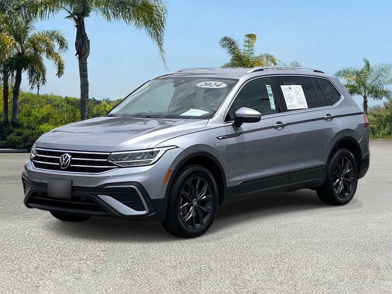Used 2024 Volkswagen Tiguan SE FWD image 2