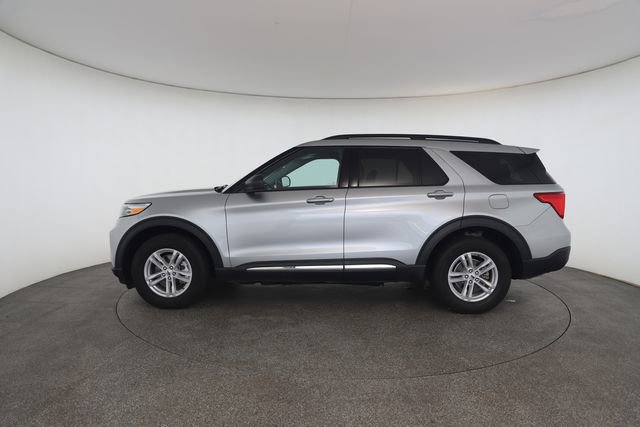Used 2024 Ford Explorer XLT w/ Equipment Group 202A AWD/4WD image 7