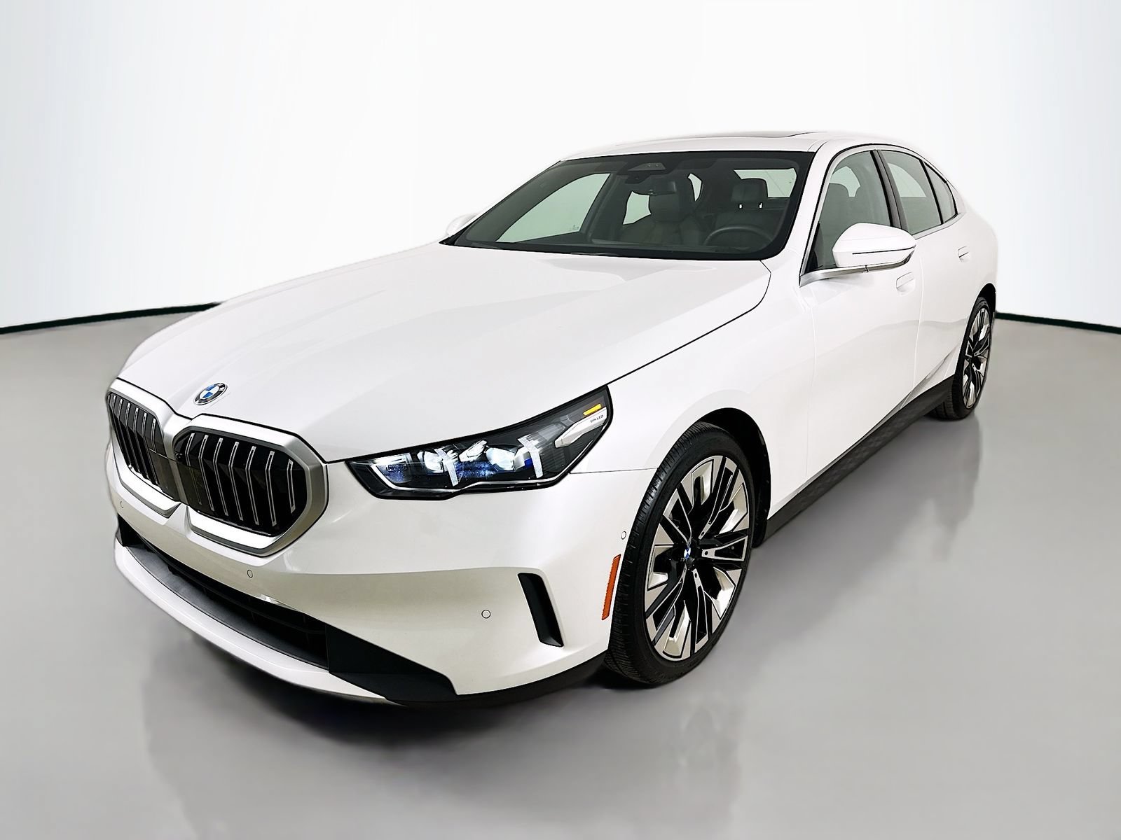 Used 2025 BMW 530i xDrive w/ Premium Package AWD/4WD image 1