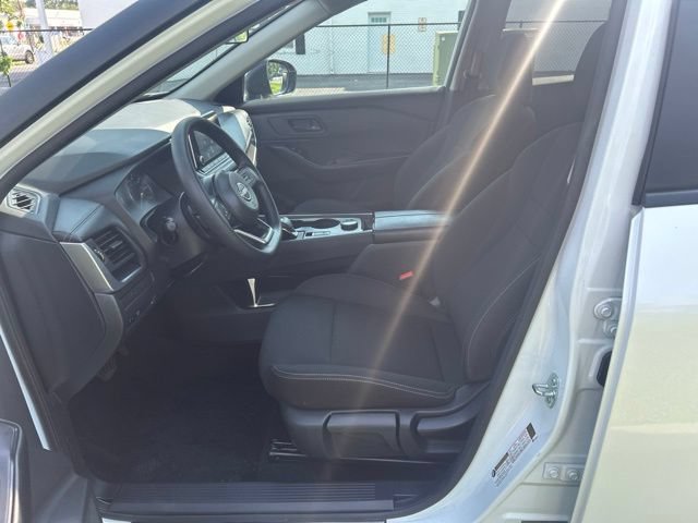 Used 2024 Nissan Rogue S AWD/4WD image 7