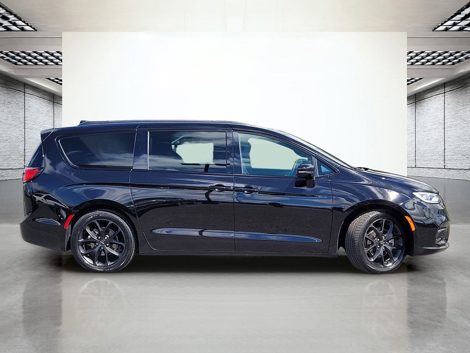 Used 2025 Chrysler Pacifica Limited image 6