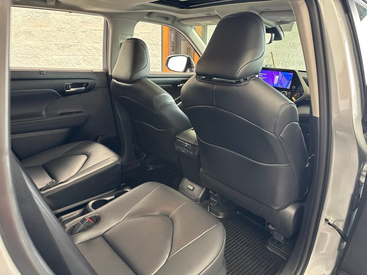 Used 2025 Toyota Highlander XLE AWD/4WD image 46