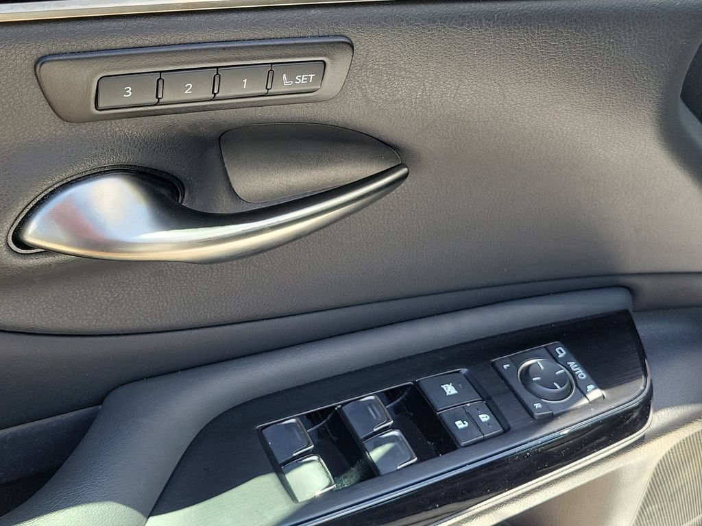Used 2022 Lexus ES 350 F Sport w/ Accessory Package 2 FWD image 21