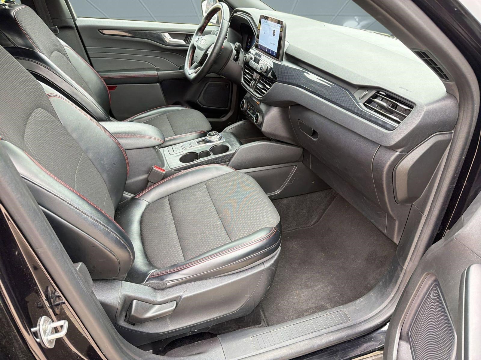 Used 2024 Ford Escape ST-Line w/ Cold Weather Package image 29