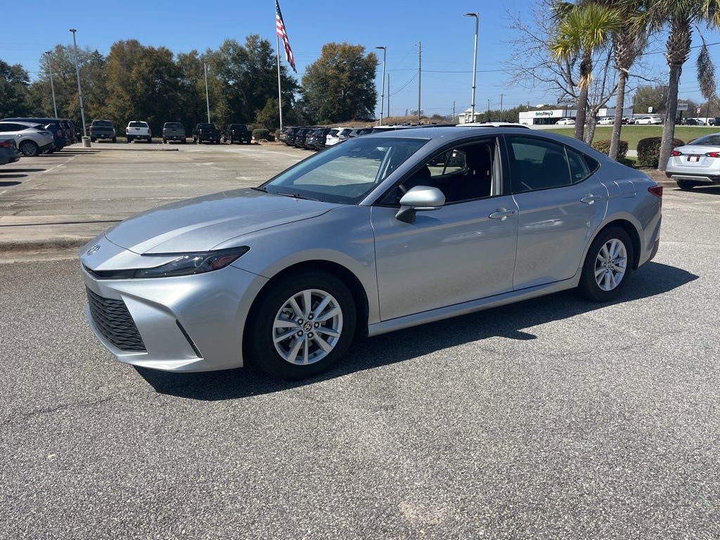 Used 2025 Toyota Camry LE image 3