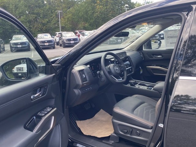 New 2025 Nissan Pathfinder Platinum w/ Black Appearance Package image 15