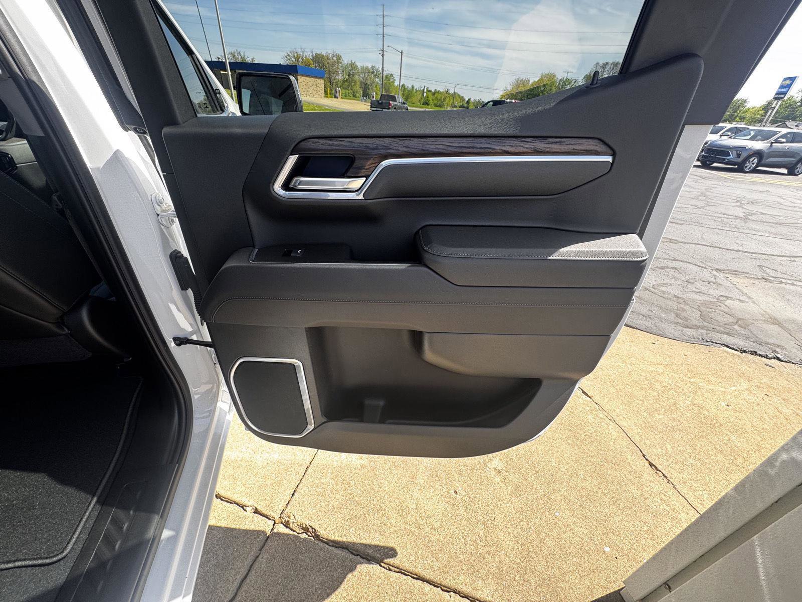 Used 2025 GMC Sierra 1500 SLT AWD/4WD image 15
