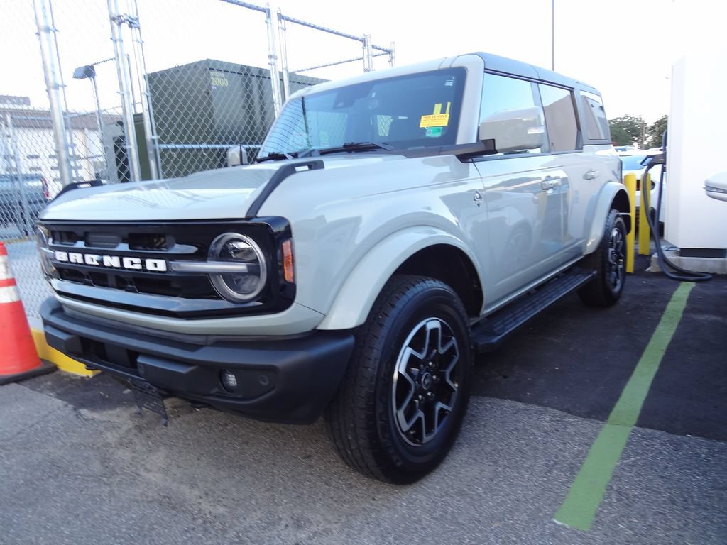 Used 2024 Ford Bronco Outer Banks AWD/4WD image 3