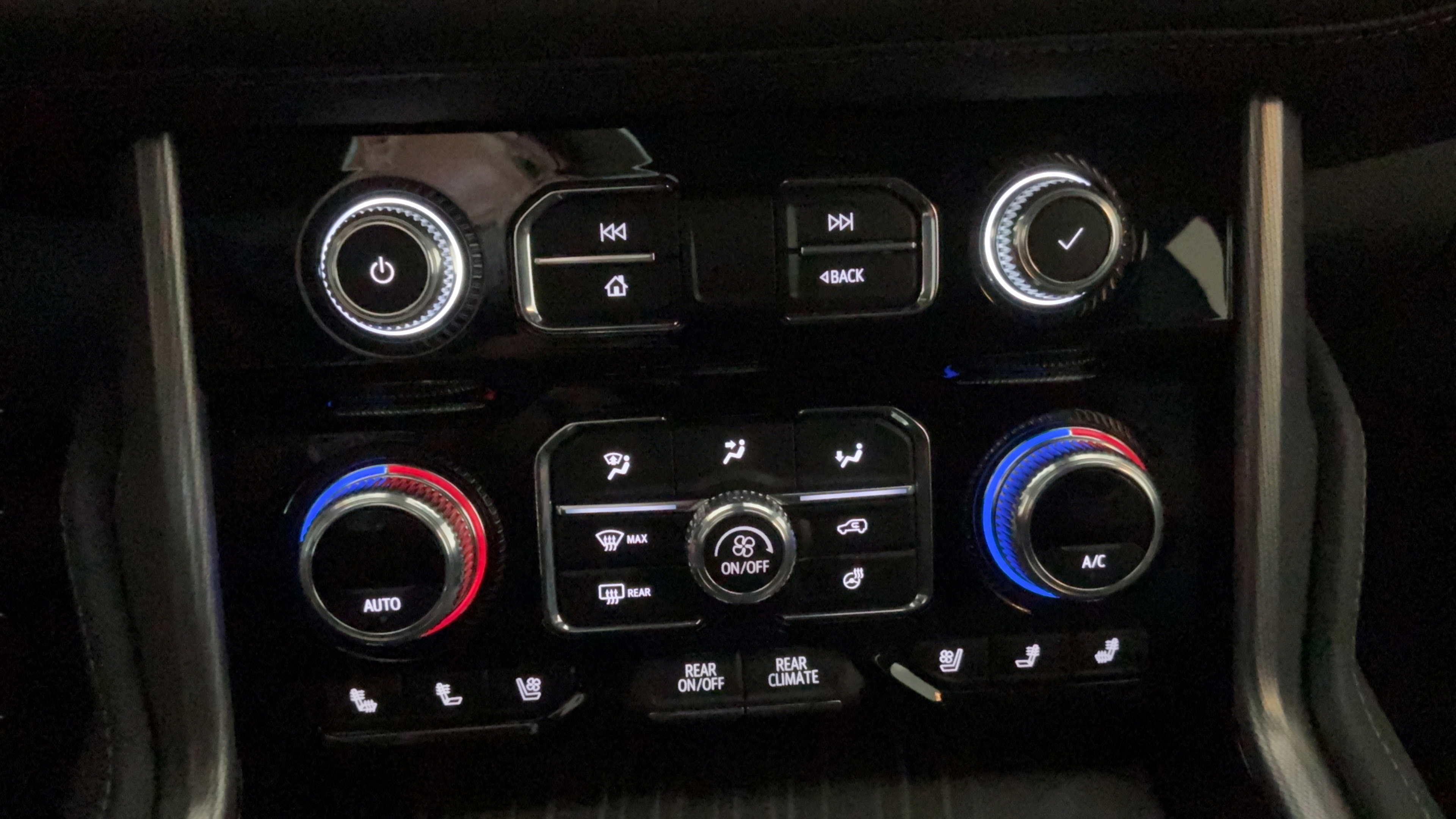 Used 2024 GMC Yukon Denali w/ Advanced Technology Package AWD/4WD image 13