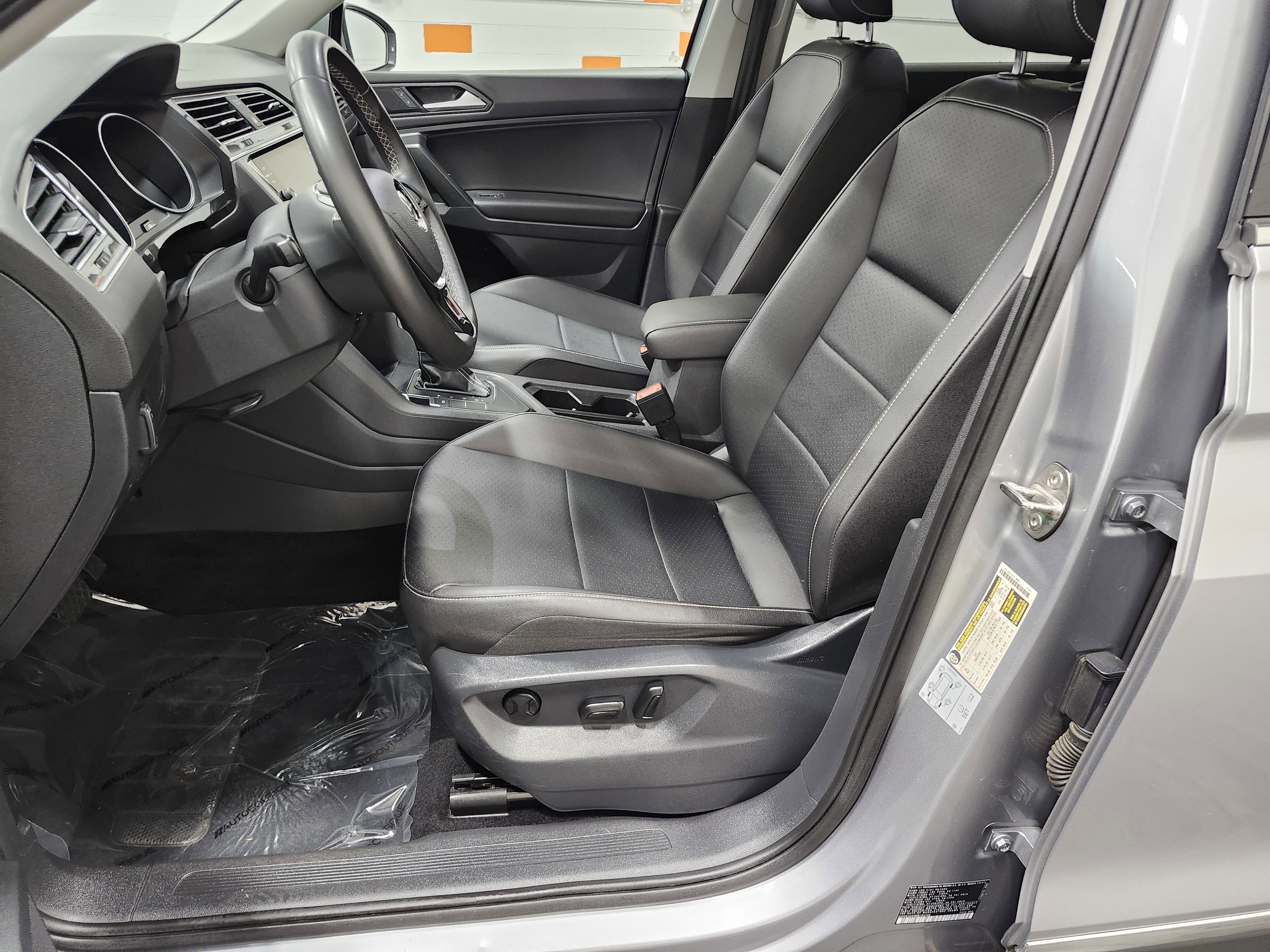 Used 2021 Volkswagen Tiguan SE FWD image 23