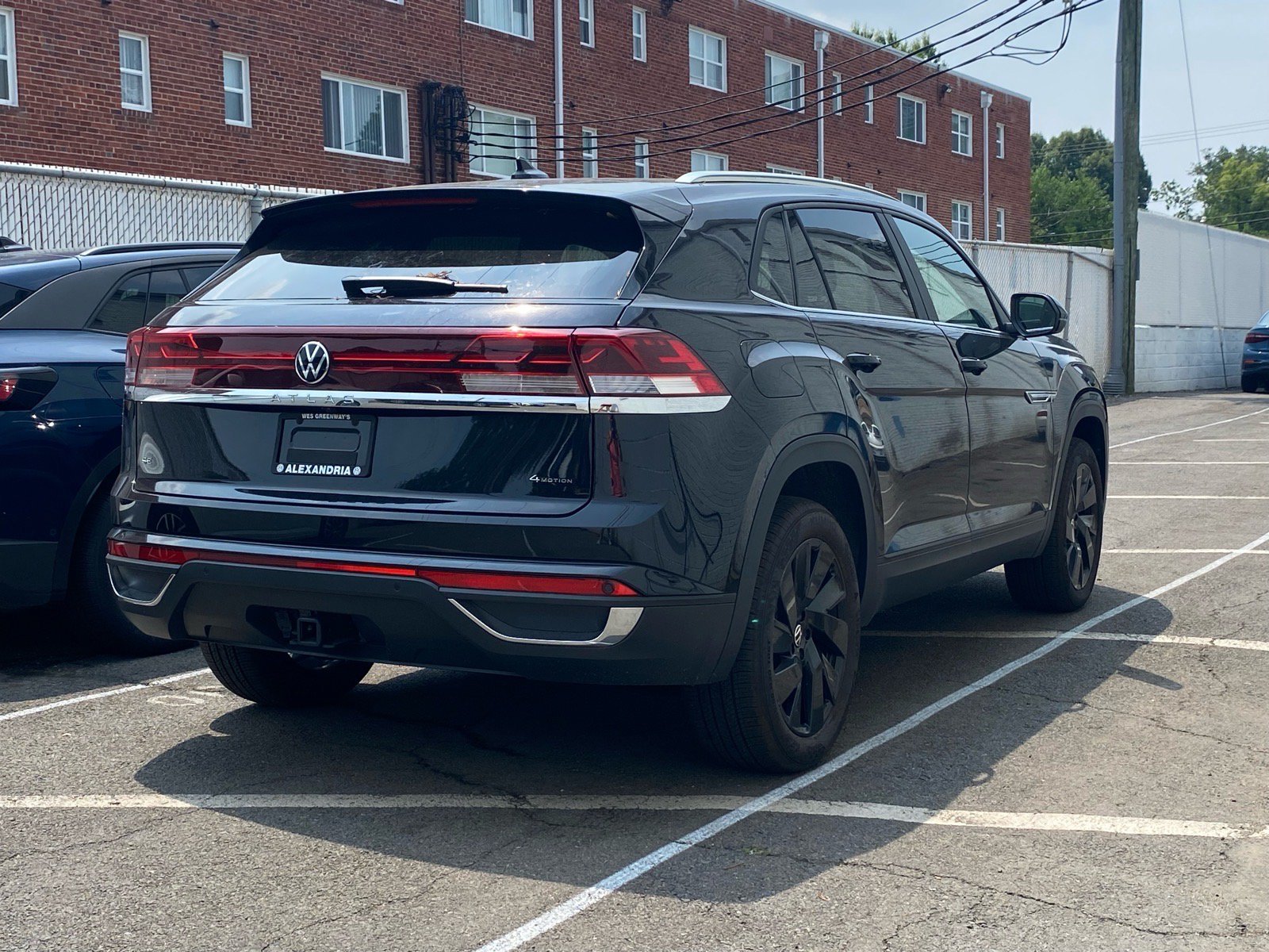 Certified 2025 Volkswagen Atlas Cross Sport SE w/ Panoramic Sunroof Package AWD/4WD image 3