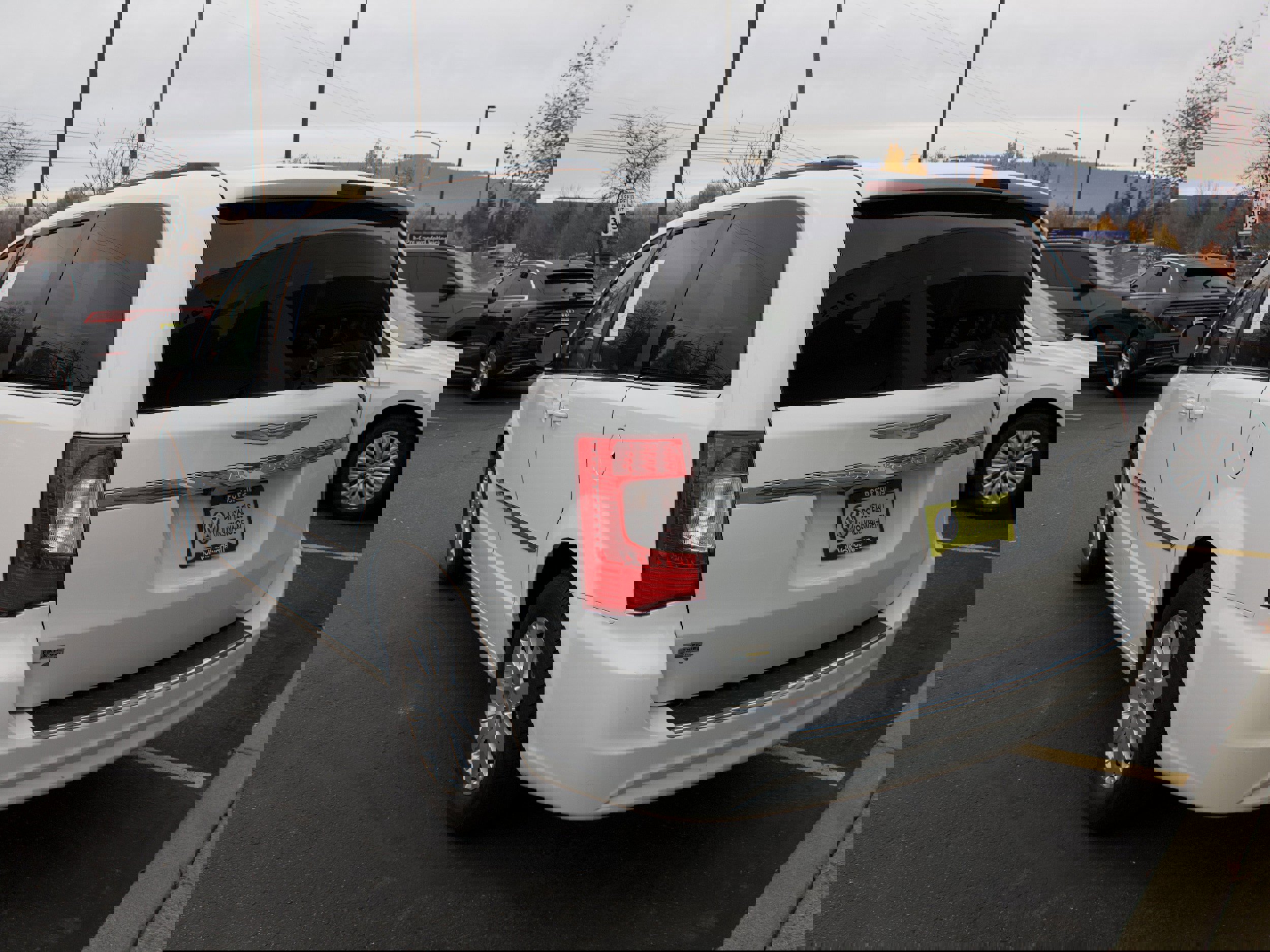 Used 2015 Chrysler Town & Country Touring image 7