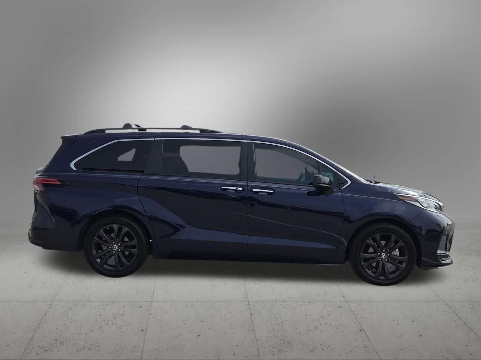 Used 2022 Toyota Sienna XSE FWD image 7