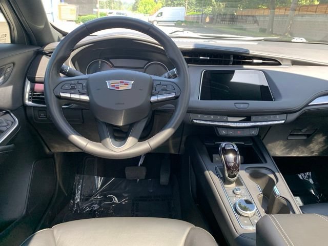 Used 2022 Cadillac XT4 Luxury w/ Cold Weather Package AWD/4WD image 17