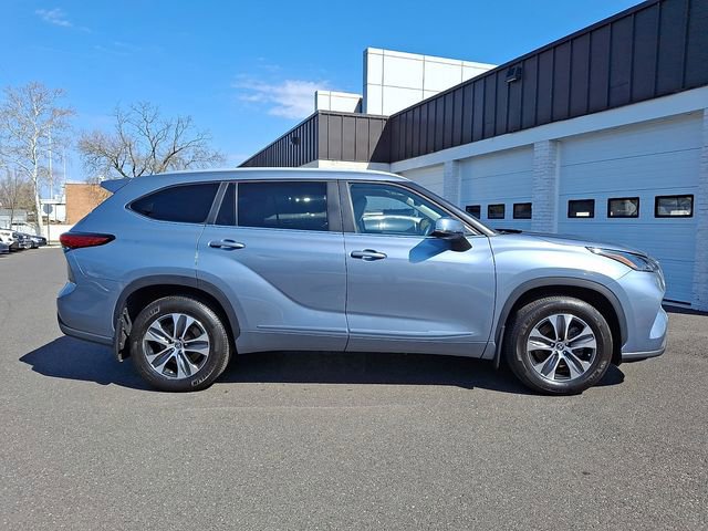 Used 2023 Toyota Highlander XLE AWD/4WD image 7