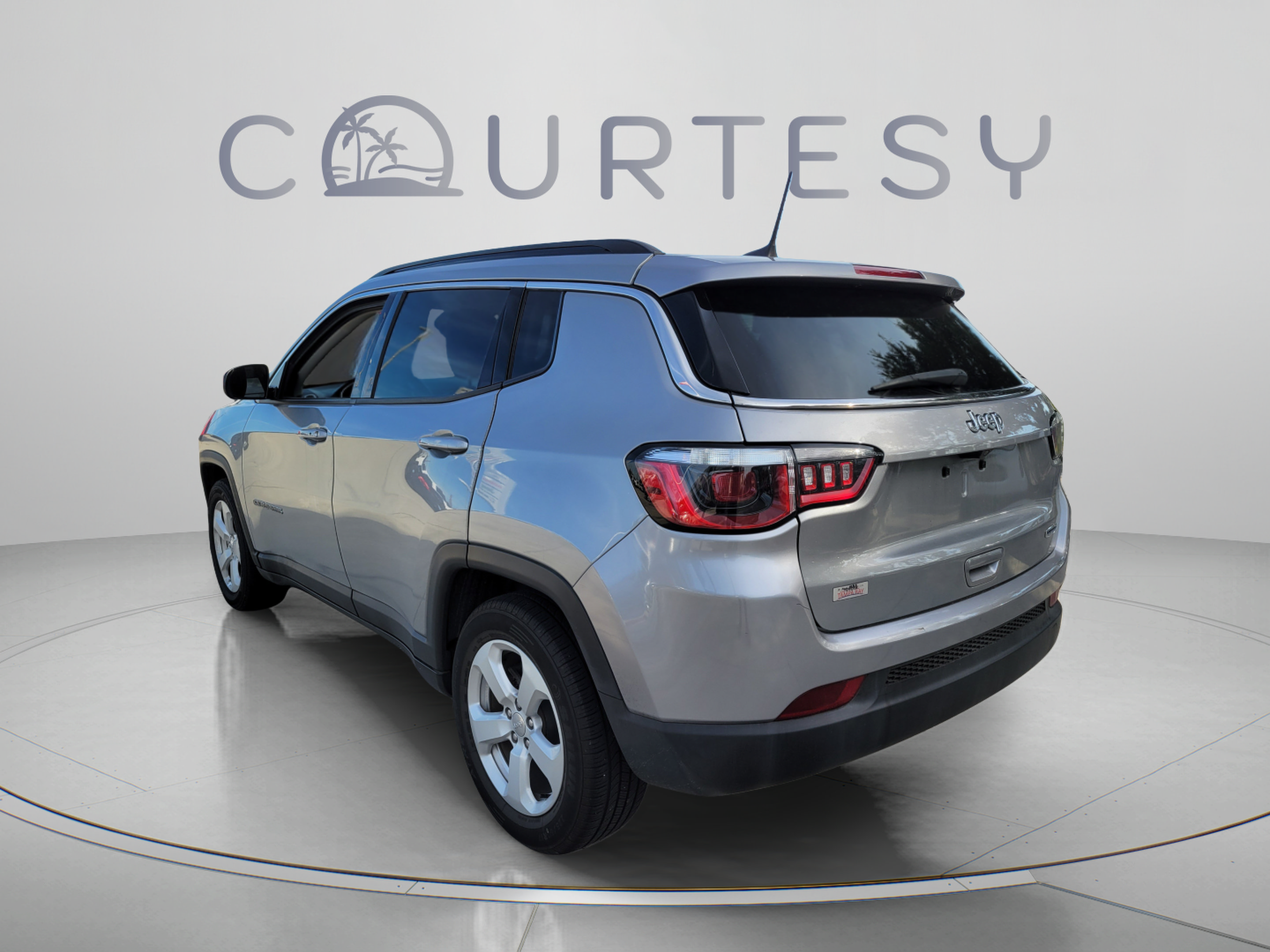 Used 2019 Jeep Compass Latitude FWD image 2