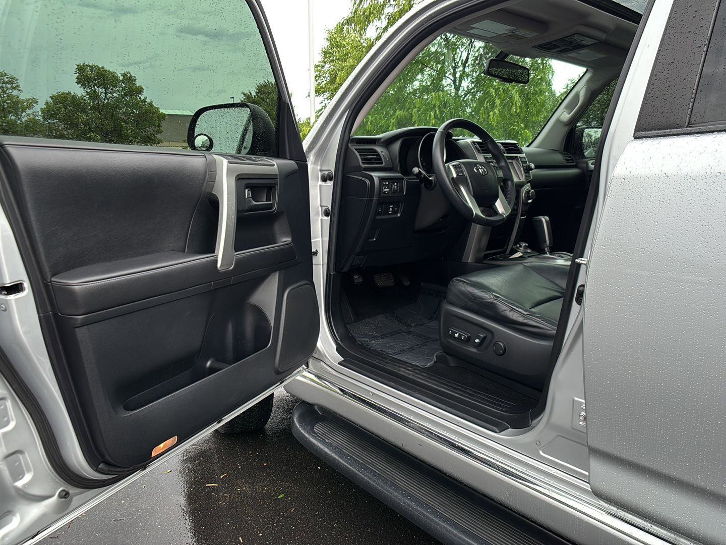 Used 2010 Toyota 4Runner Limited AWD/4WD image 2