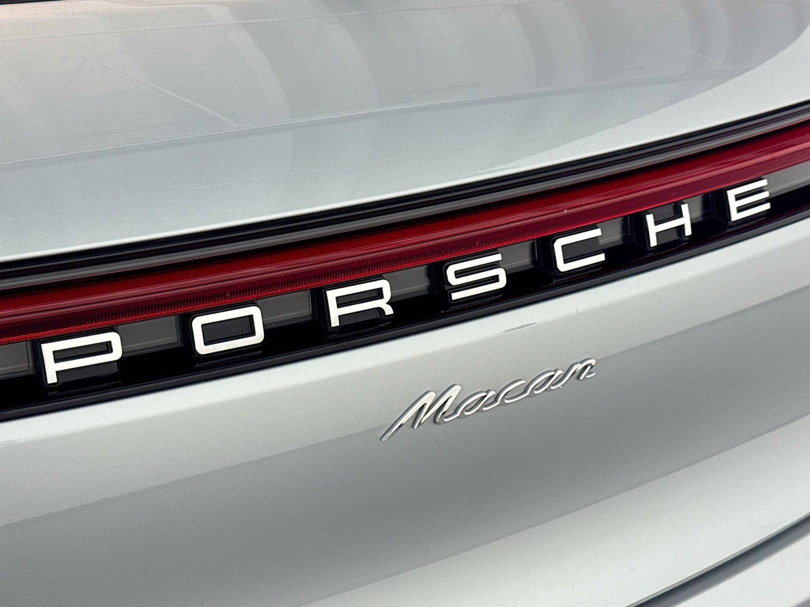 Used 2025 Porsche Macan Turbo AWD/4WD image 25