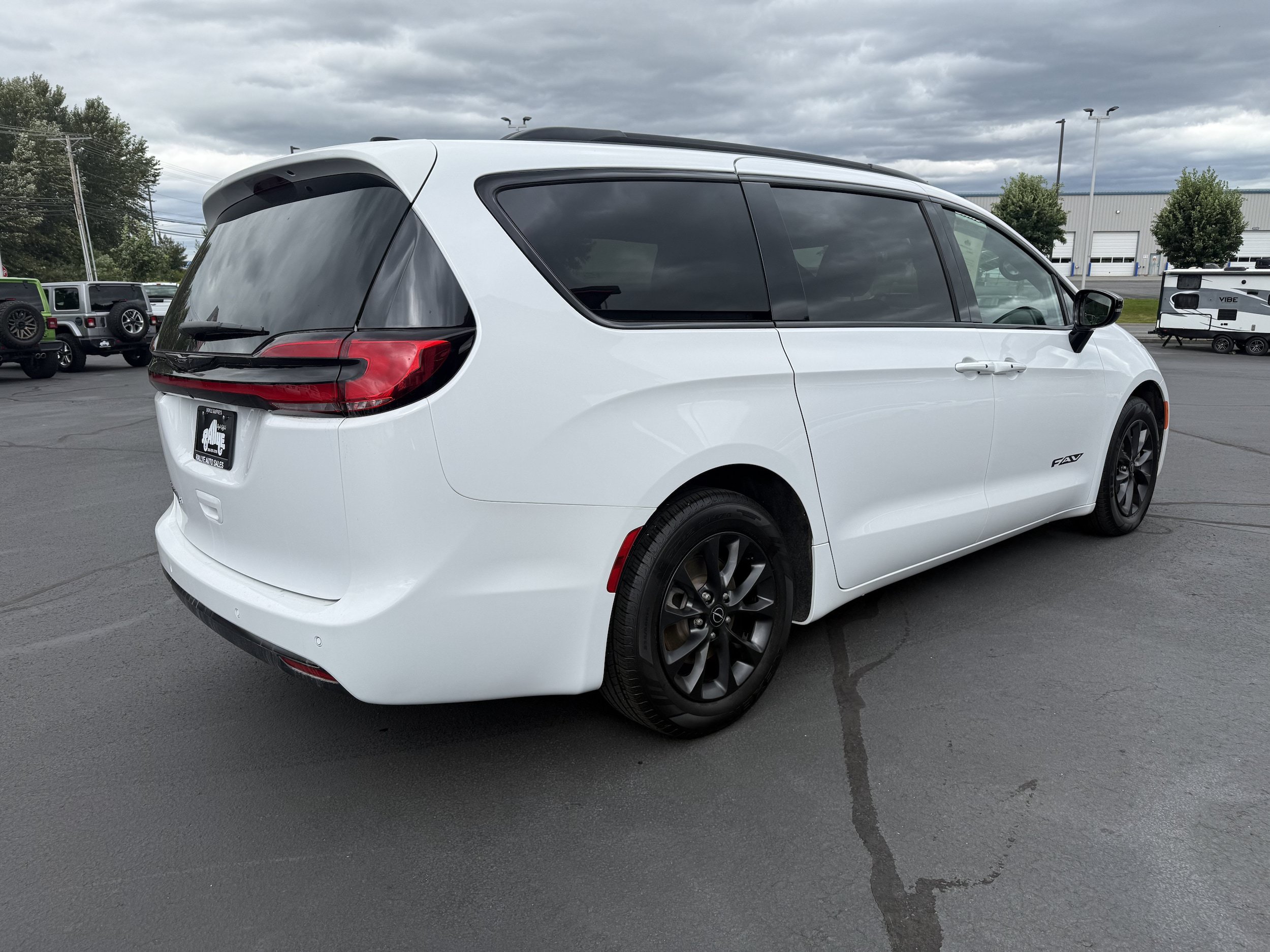 Used 2025 Chrysler Pacifica Select FWD image 5