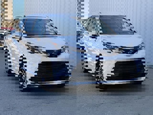Used 2024 Toyota Sienna LE image 2