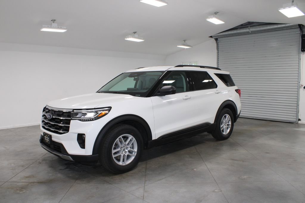 New 2026 Ford Explorer Active RWD image 3