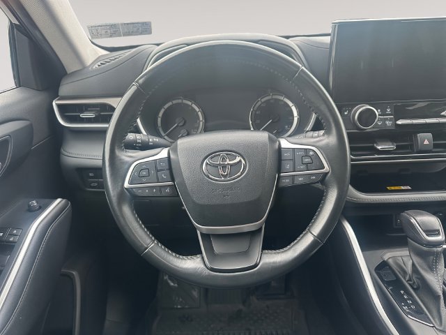 Used 2023 Toyota Highlander XLE AWD/4WD image 12