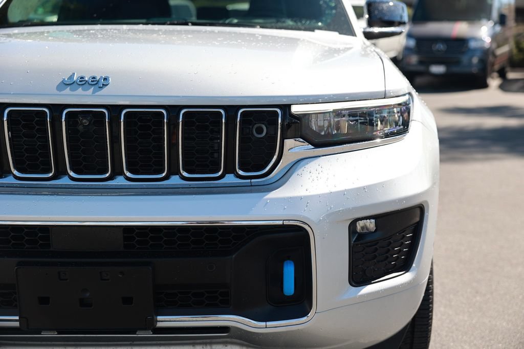 Used 2023 Jeep Grand Cherokee Overland w/ Advanced Protech Group III AWD/4WD image 5