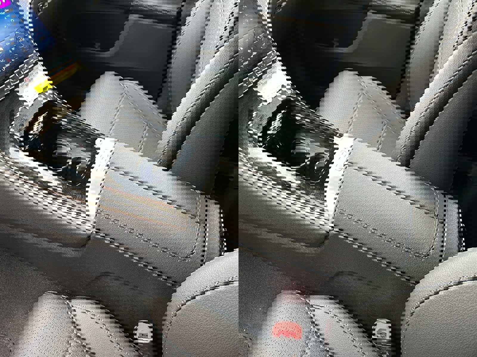 Used 2025 Mercedes-Benz GLC 300 4MATIC image 31