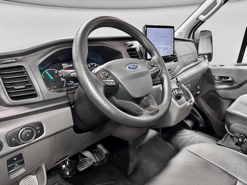 Used 2023 Ford E-Transit Medium Roof image 19