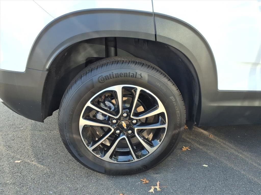 Used 2025 Chevrolet TrailBlazer LT w/ Driver Confidence Package image 6