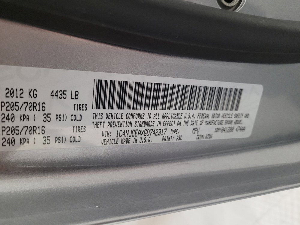 Used 2016 Jeep Compass Latitude FWD image 33