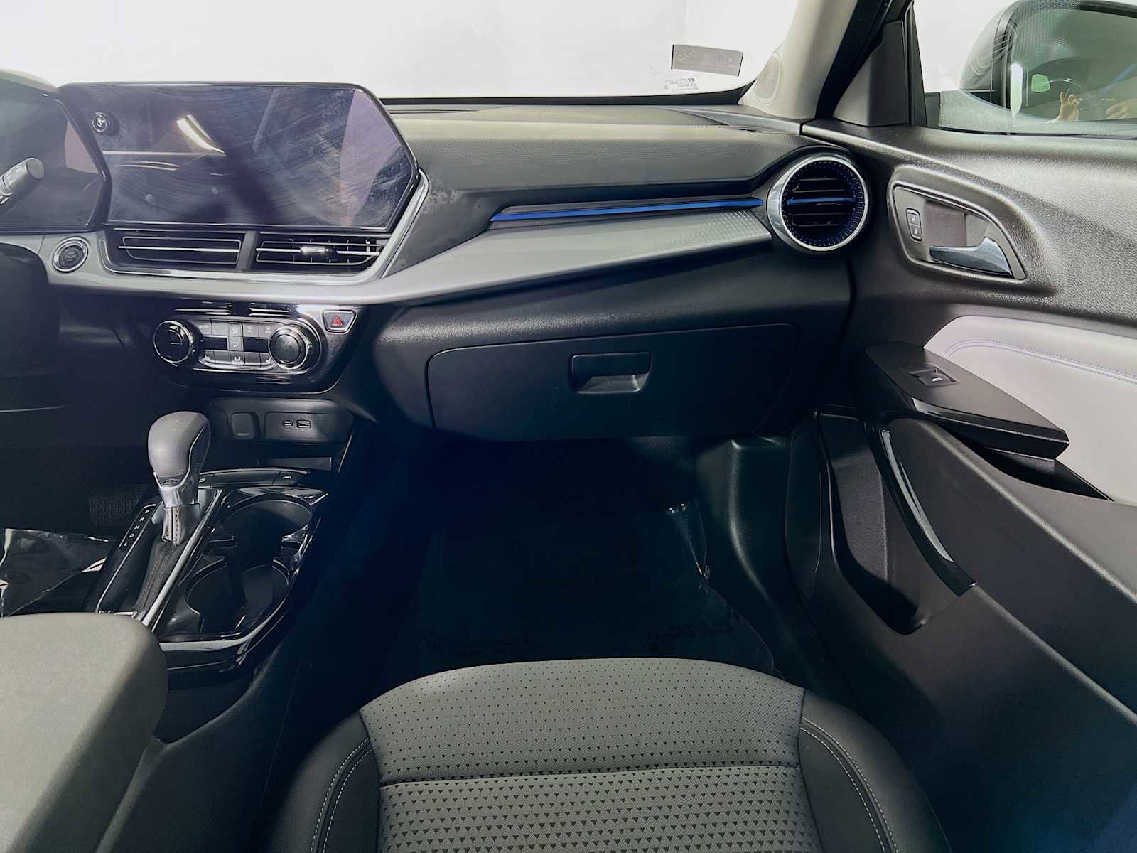 Used 2025 Chevrolet Trax LT w/ LT Convenience Package image 23