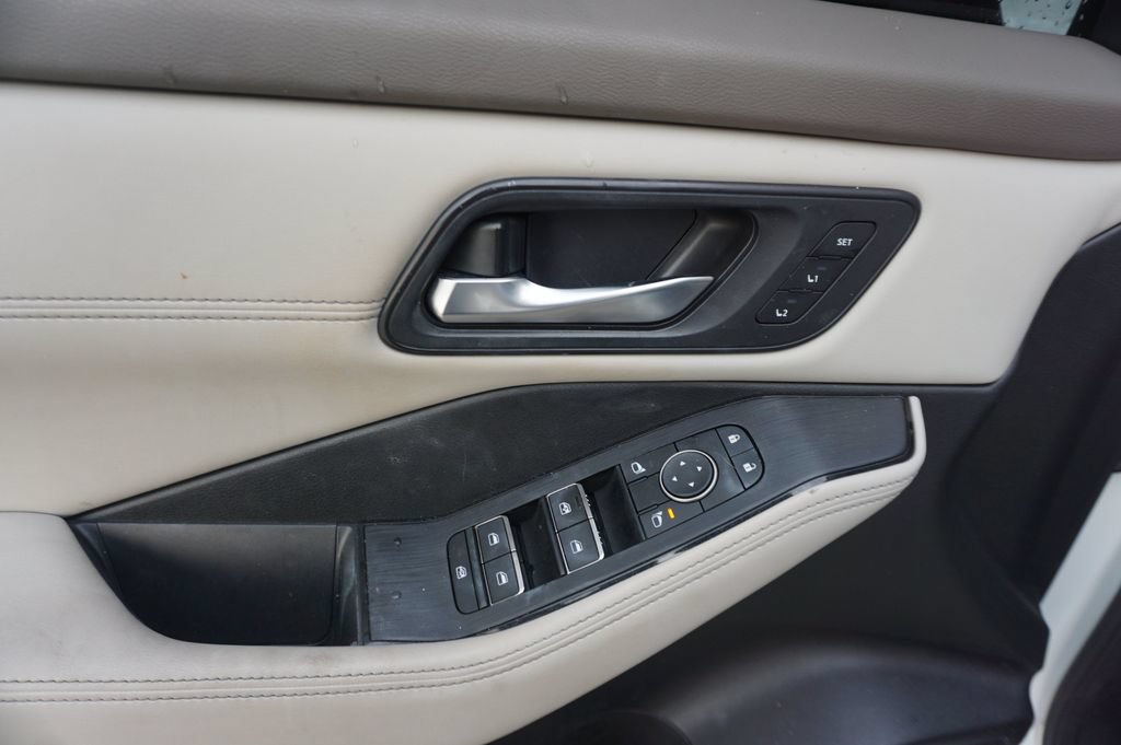 Used 2023 Nissan Rogue SL w/ SL Premium Package FWD image 4