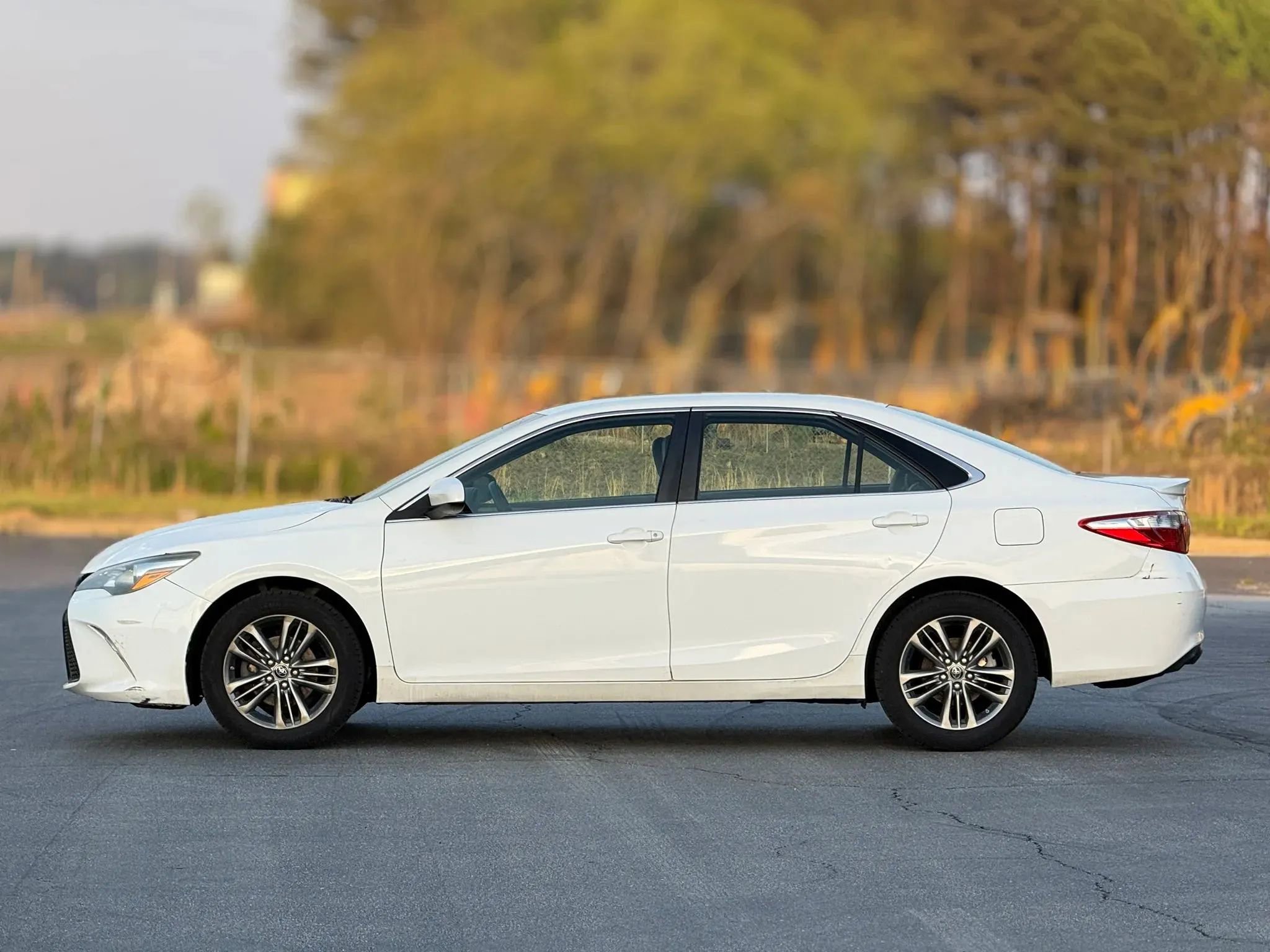 Used 2016 Toyota Camry SE image 8