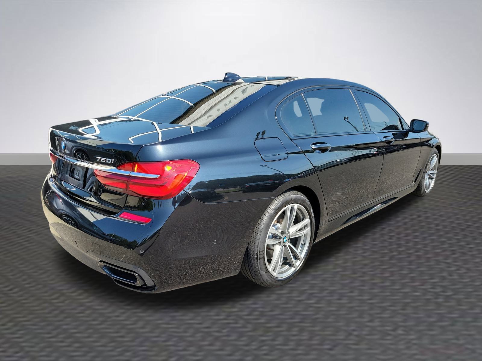 Used 2019 BMW 750i xDrive w/ Executive Package image 5