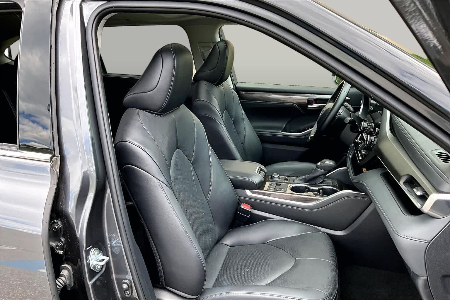Used 2025 Toyota Highlander Limited AWD/4WD image 8