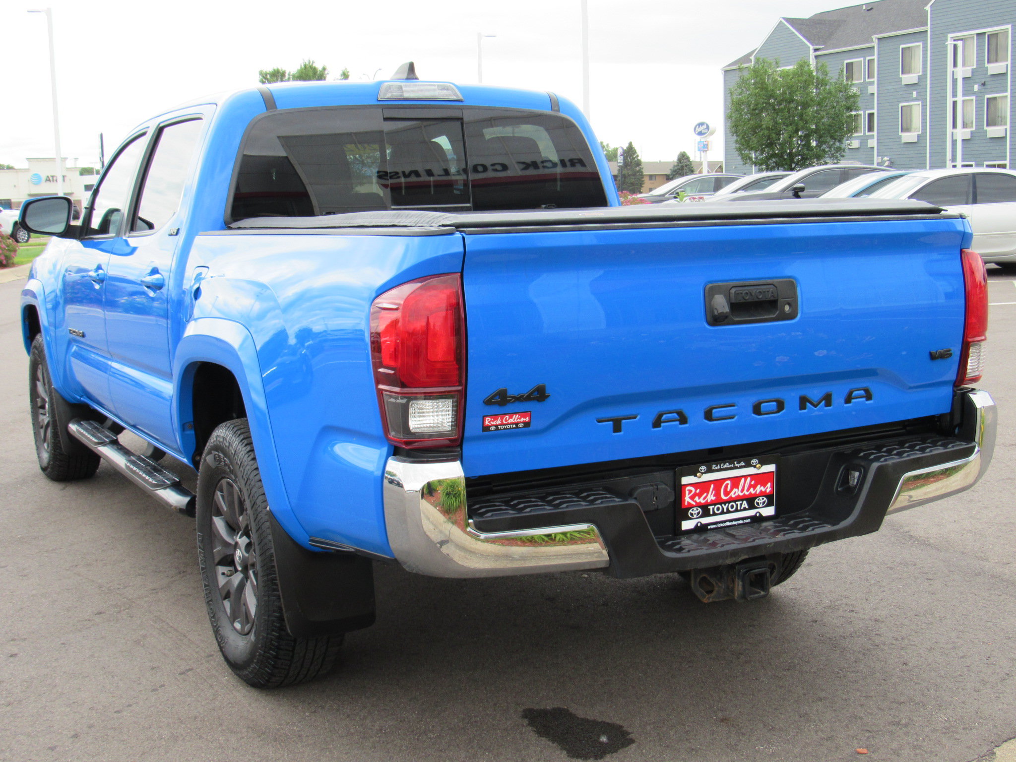 Used 2020 Toyota Tacoma SR5 w/ Blackout Package AWD/4WD image 8