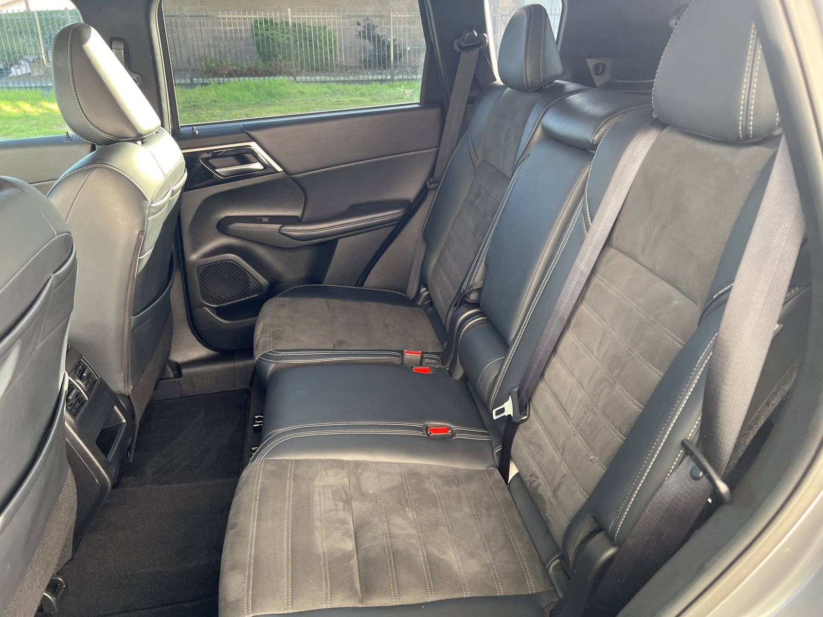 Used 2024 Mitsubishi Outlander SE image 16