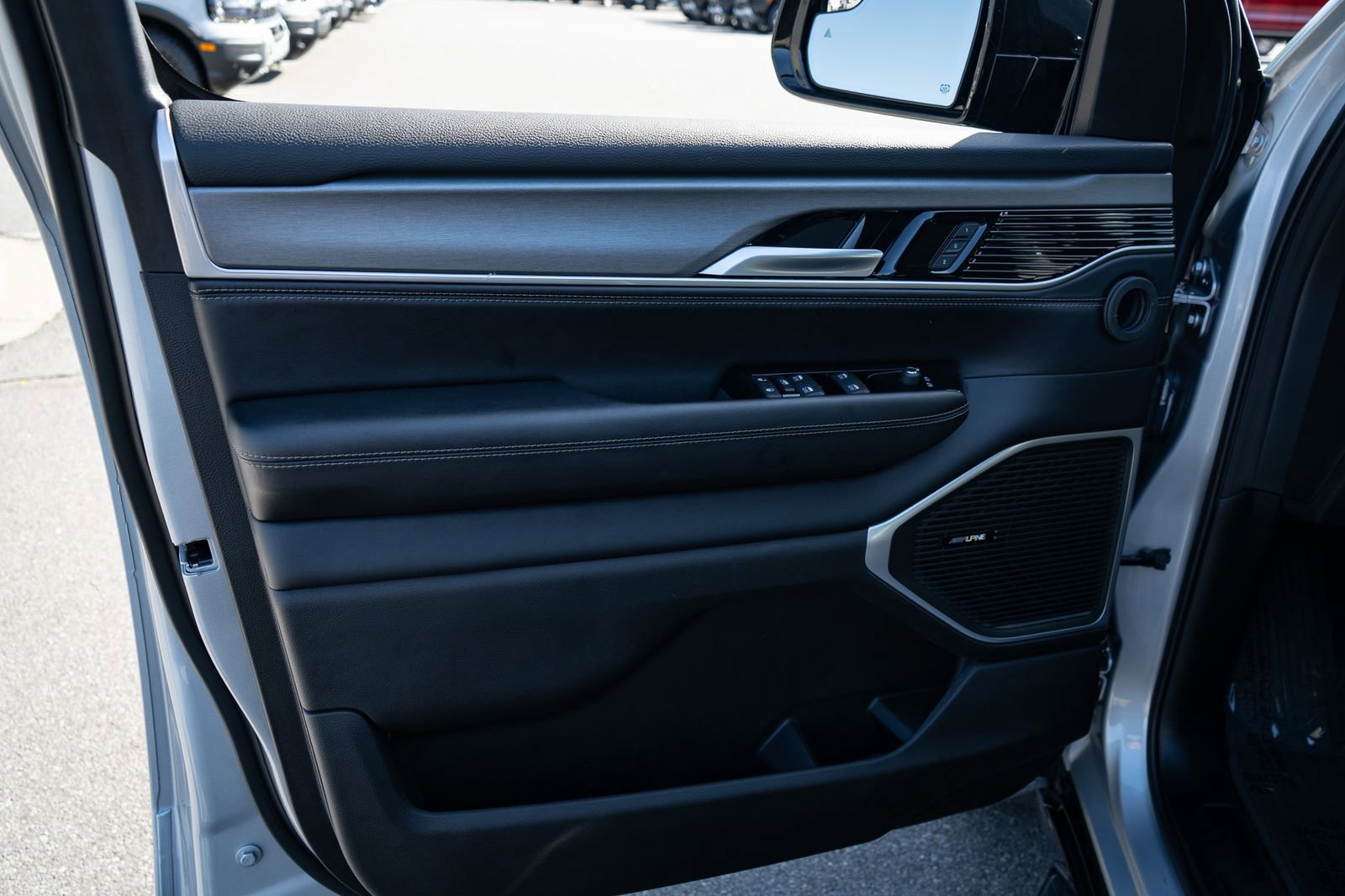 Used 2025 Jeep Wagoneer L Series II AWD/4WD image 16