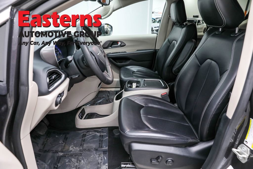 Used 2023 Chrysler Pacifica Touring-L image 14