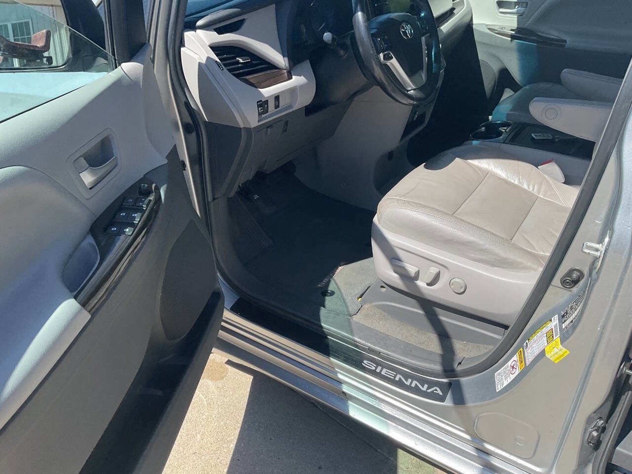 Used 2015 Toyota Sienna XLE FWD image 13