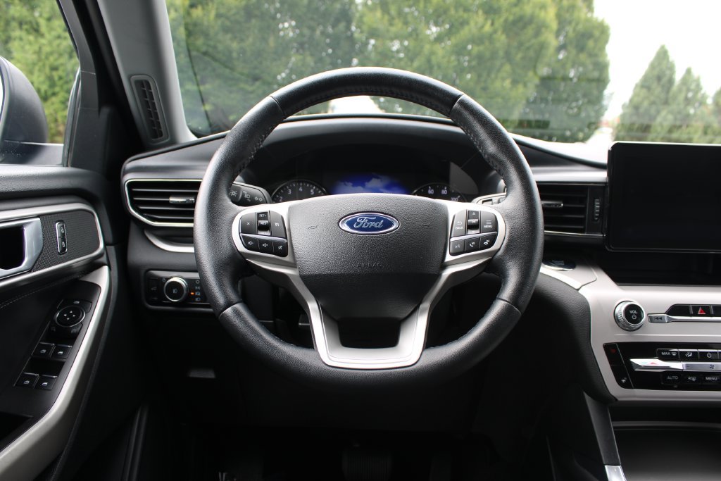 Used 2023 Ford Explorer XLT w/ Equipment Group 202A AWD/4WD image 18