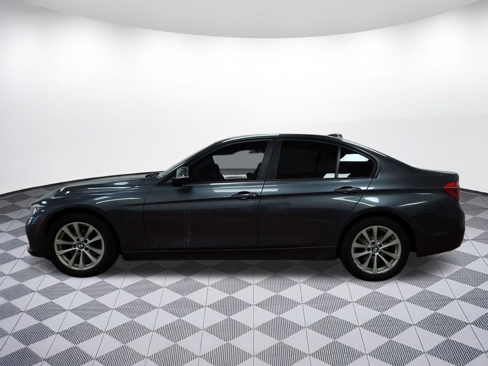 Used 2017 BMW 320i xDrive Sedan image 2