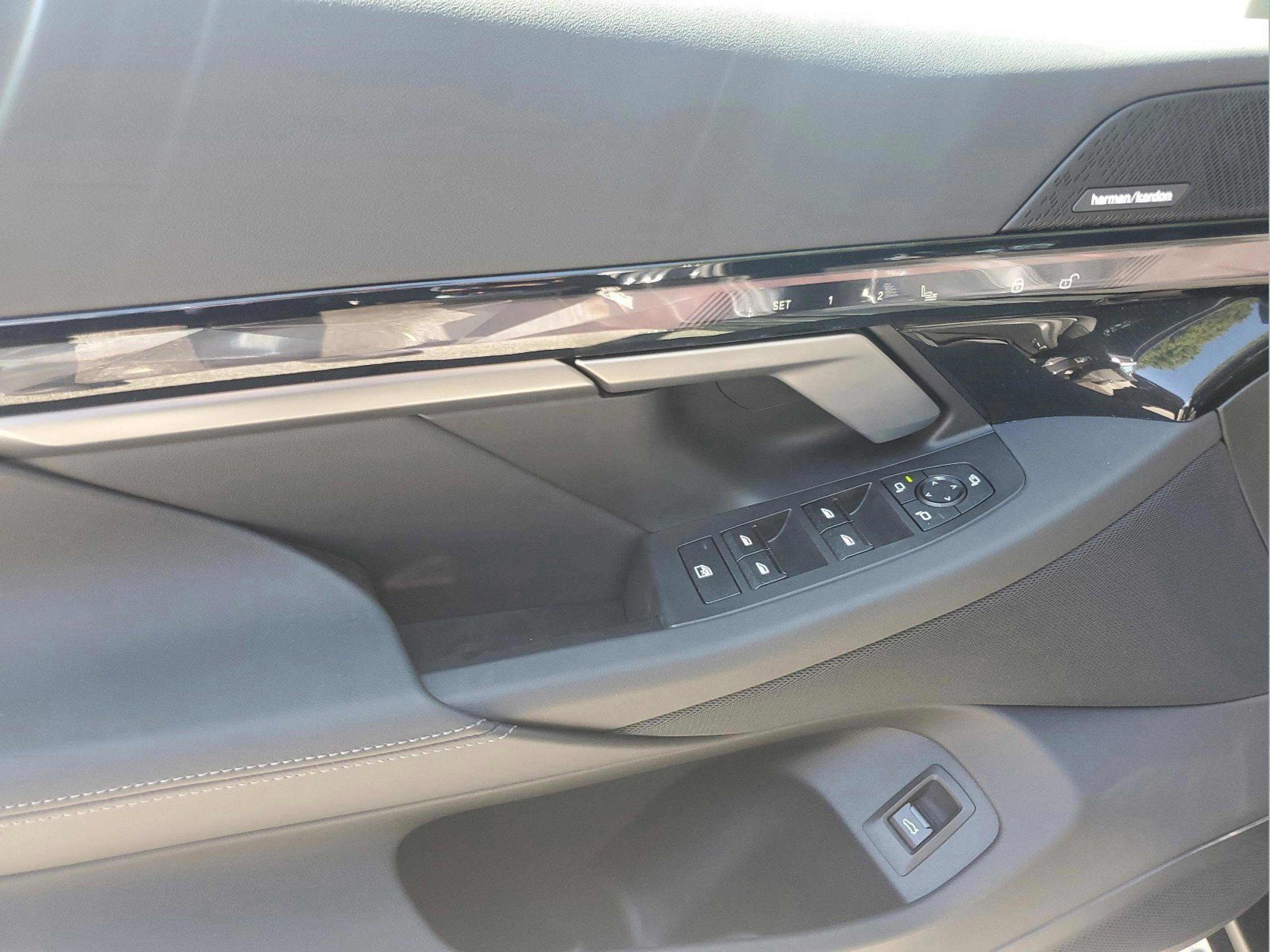 Used 2025 BMW i5 eDrive40i w/ Premium Package RWD image 13