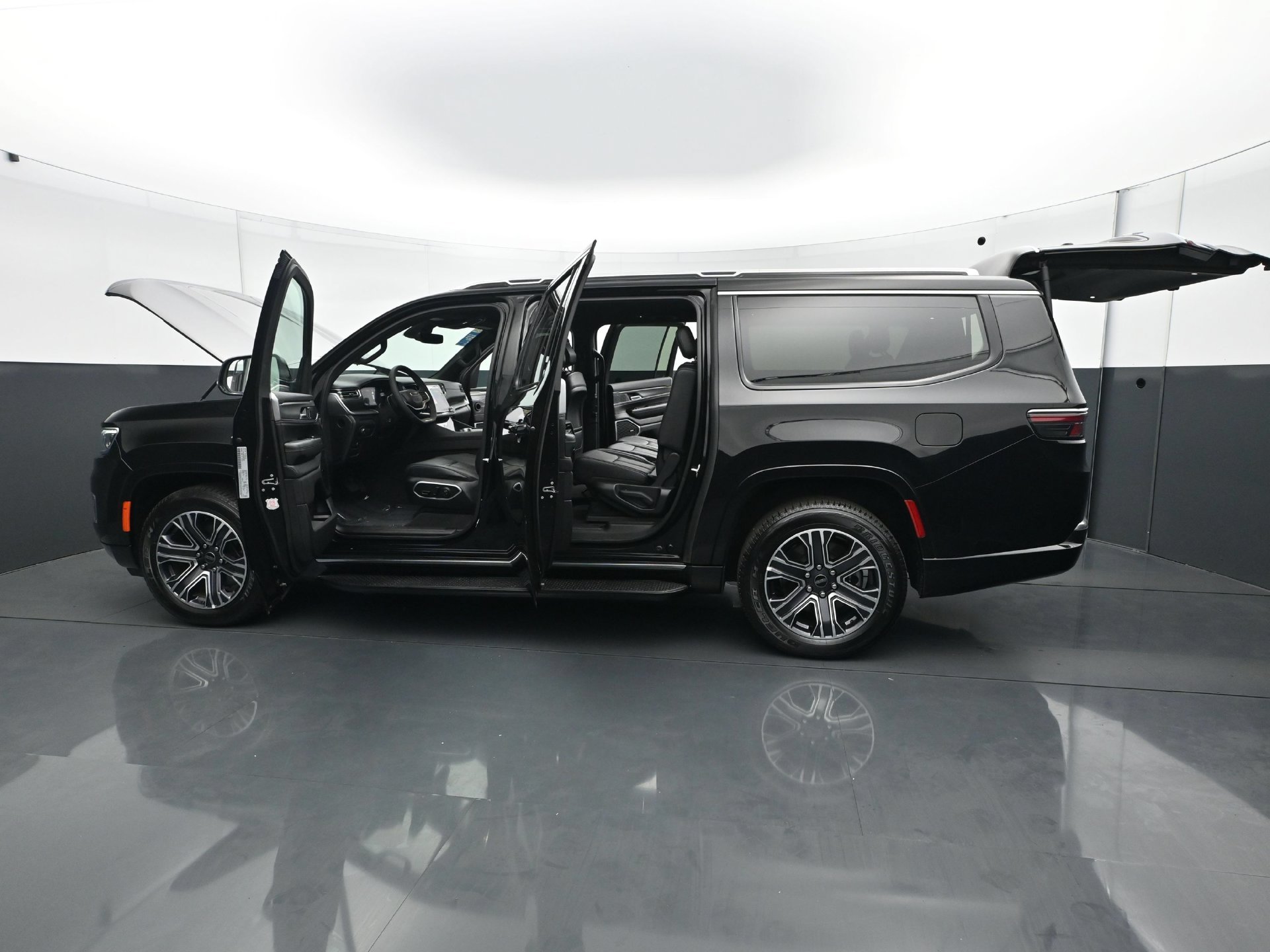 Used 2025 Jeep Wagoneer L Series II w/ 8-pass Seating Package AWD/4WD image 31