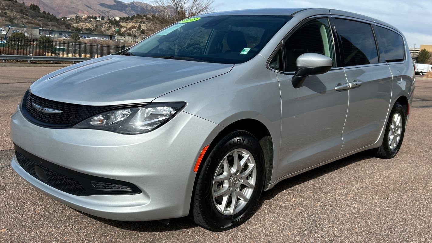 Used 2023 Chrysler Voyager LX image 18