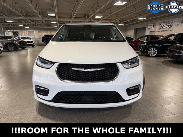 Used 2024 Chrysler Pacifica Touring-L image 3