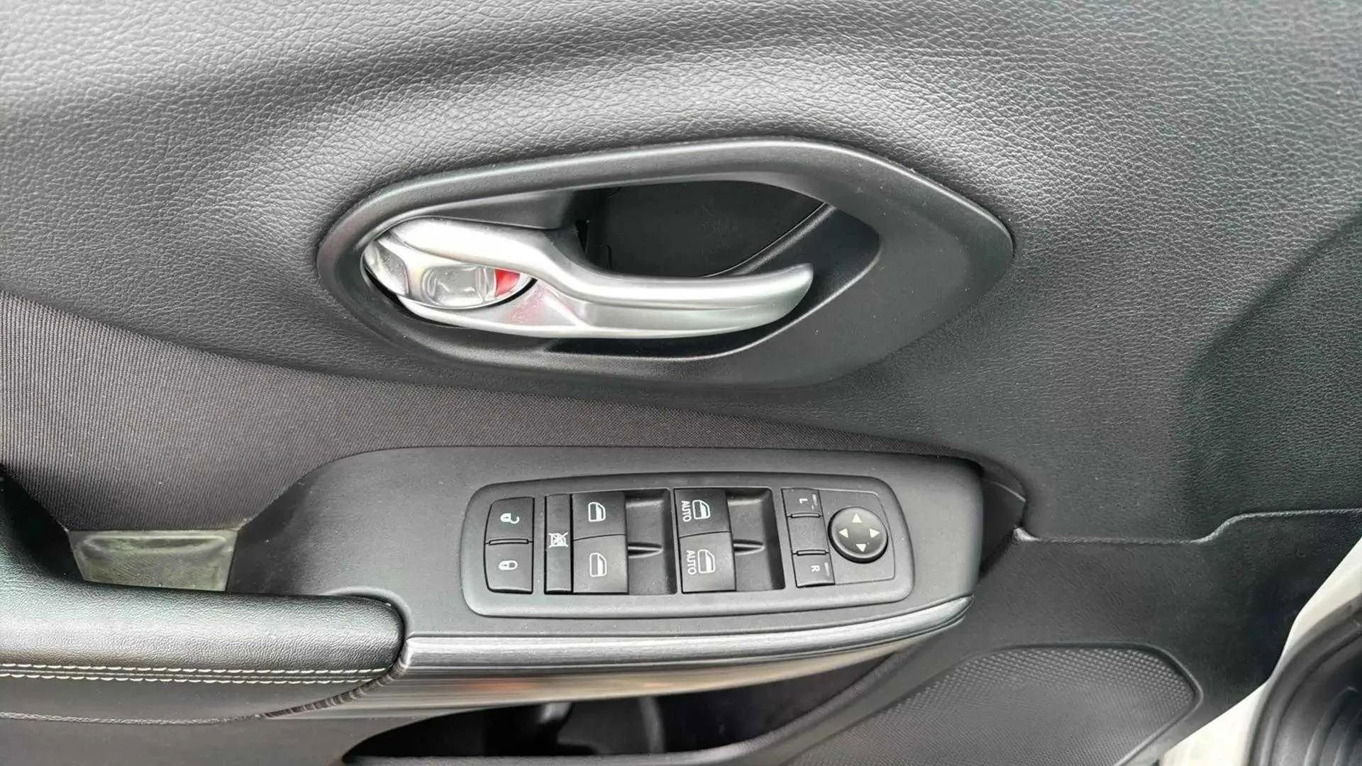 Used 2017 Jeep Cherokee Latitude w/ Comfort/Convenience Group image 23