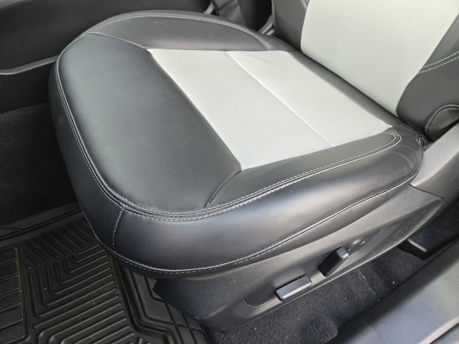 Used 2022 Ford Explorer XLT w/ Equipment Group 202A image 14