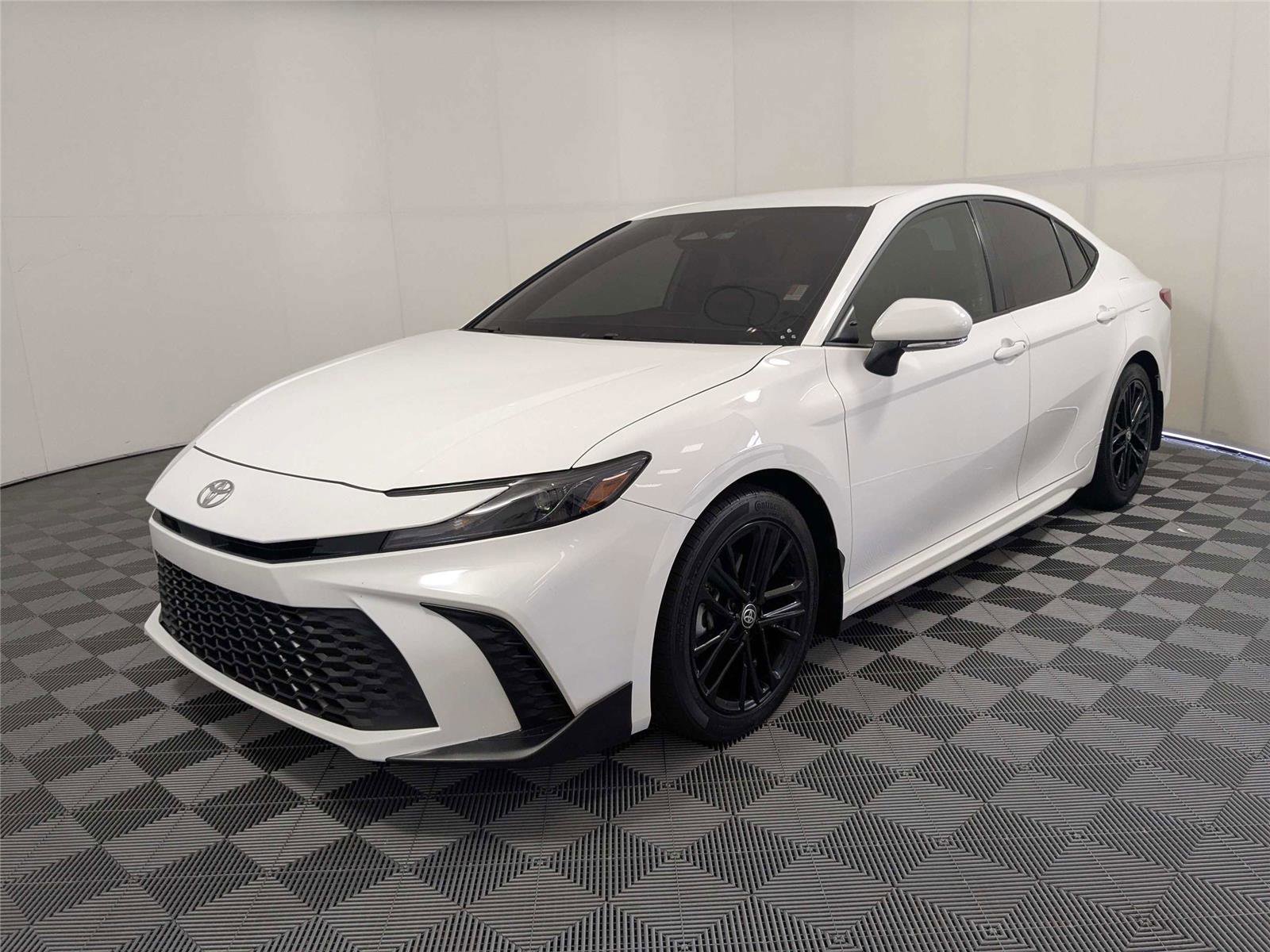 Used 2025 Toyota Camry SE FWD image 2